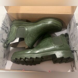 Sakroots olive SD rain boots RHYME